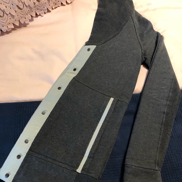 Lululemon Cardigan Sweater Size 2 - Picture 2 of 9